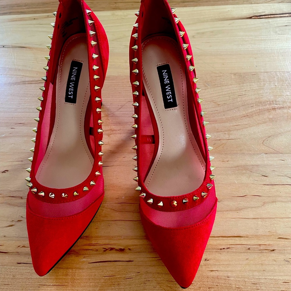 Red Nine West high heel Gold studded Valentino dupe 6 fits closer to 5.5